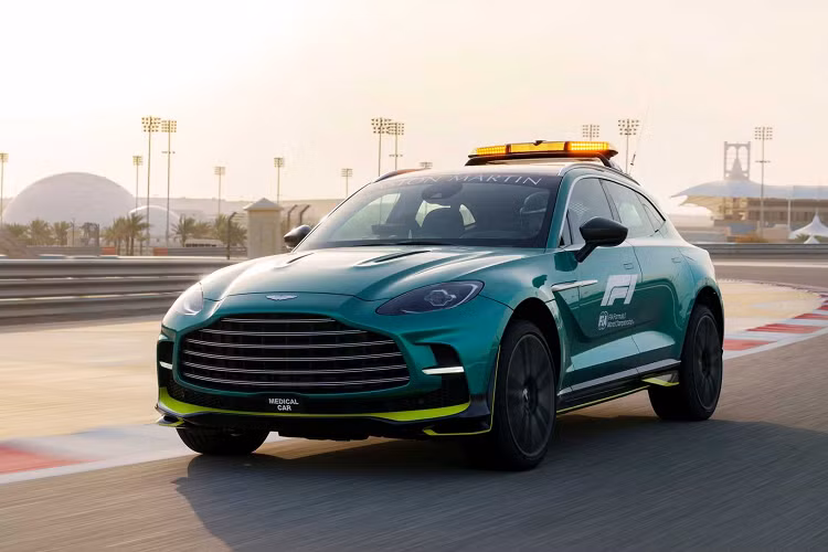 Chúng ta sẽ sớm gặp họ lần đầu tiên vào cuối tuần này trong cuộc đua khai mạc ở Bahrain. Để thực hiện nhiệm vụ này, chiếc Coupe và SUV đã trang bị những thiết bị đặc biệt. Đối với DBX707 sẽ có bình chữa cháy, túi y tế và máy trợ tim. Ngoài ra, ghế và dây đai nguyên bản đã được thay mới với ghế đua và dây đai 6 điểm được FIA phê duyệt.