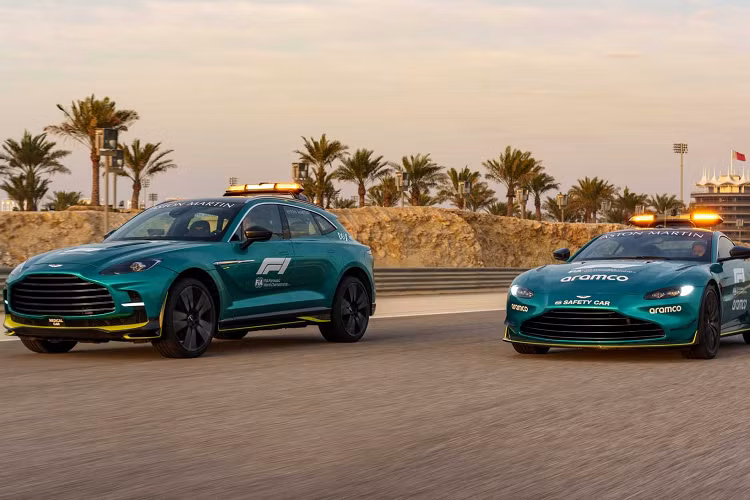 Hai mẫu xe an toàn đều có màu ngoại thất xanh lá cây Aston Martin Racing Green và các họa tiết màu vàng chanh Lime Essence. Trên mui xe có thêm đèn tín hiệu. Màu sắc chiếc xe an toàn và xe y tế giống với những chiếc xe đua được điều khiển bởi tay đua Fernando Alonso - nhà vô địch F1 hai lần và đồng đội của anh ấy là Lance Stroll.