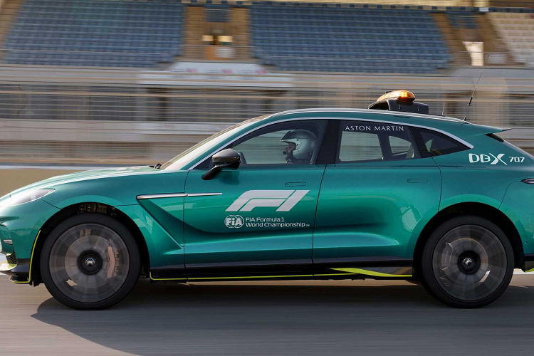 Ngoại thất của chiếc xe y tế DBX707 có nâng cấp lưới tản nhiệt trước, cánh gió sau và khuếch tán sau theo phong cách thể thao. Hông xe nổi bật với mâm hợp kim kích thước 23 inch. Aston Martin DBX707 phiên bản Medical (y tế) sử dụng động cơ V8 Biturbo dung tích 4.0L, sản sinh công suất tối đa 707 mã lực và mô-men xoắn cực đại 900 Nm.