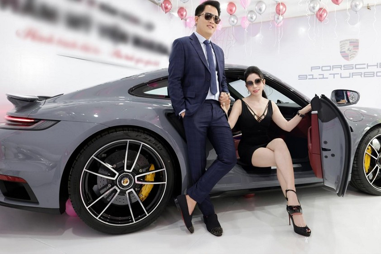 Mới đây, một chiếc siêu xe Porsche 911 Turbo S 992 mang màu xám Arctic Grey đã xuất hiện khá âm thầm tại Việt Nam, chiếc xe thể thao tốc độ này cũng được nhập khẩu chính hãng và chủ nhân của nó sở hữu hypercar (McLaren Senna bản giới hạn 500 xe) và megacar (Koenigsegg Regera giới hạn 80 chiếc) mang biển số Campuchia.