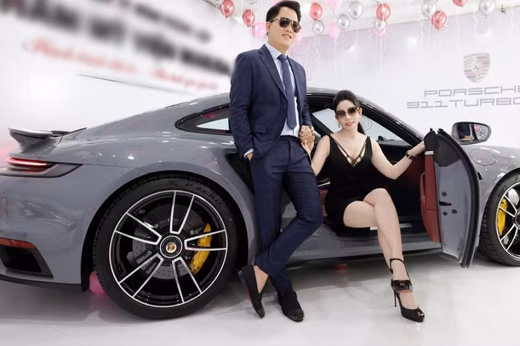 Mới đây, một chiếc siêu xe Porsche 911 Turbo S 992 mang màu xám Arctic Grey đã xuất hiện khá âm thầm tại Việt Nam, chiếc xe thể thao tốc độ này cũng được nhập khẩu chính hãng và chủ nhân của nó sở hữu hypercar (McLaren Senna bản giới hạn 500 xe) và megacar (Koenigsegg Regera giới hạn 80 chiếc) mang biển số Campuchia.