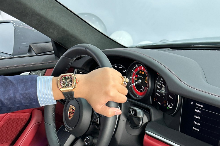 Việc Hoàng Kim Khánh tậu Porsche 911 Turbo S 992 đã gây bất ngờ với nhiều người, lý do là trước đó anh từng tuyên bố chắc nịch không mua xe đã có ở Việt Nam, điều này đã được thể hiện qua việc anh sắm Lamborghini Aventador S, Aston Martin V8 Vantage, Ferrari 488 Pista Spider, Bentley Bentayga V8 bản 100 năm, McLaren Senna hay Koenigsegg Regera.