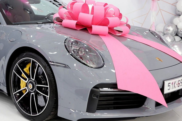 Chiếc xe thể thao Porsche 911 Turbo S đời 992 mang màu sơn xám xi măng của vợ chồng đại gia Hải Dương vẫn được trang bị khối động cơ 6 xy-lanh, dung tích 3.8 lít, tăng áp kép, sản sinh ra công suất tối đa 640 mã lực và mô-men xoắn cực đại 800 Nm, tăng thêm 60 mã lực cũng như 50 Nm so với Porsche 911 Turbo S 991.