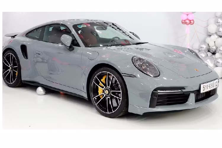 Như vậy, sau khi đã sở hữu nhiều chiến mã của các thương hiệu xe như Ferrari, Lamborghini, Bentley, Aston Martin, Cadillac, BMW, Range Rover, Morgan, vợ chồng đại gia đến từ Hải Dương đã tiếp tục trải nghiệm thêm 1 thương hiệu xe khác là Porsche. Chiếc xe thể thao Porsche 911 Turbo S này thuộc bản Coupe, xe có màu sơn xám Arctic Grey và nội thất màu đỏ rất hiếu chiến.