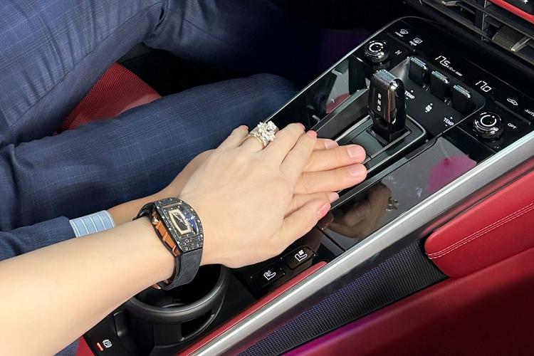 Hiện tại, 911 Turbo S Coupe là mẫu xe Porsche có giá bán đắt thứ 3 tại Việt Nam chỉ sau bản mui trần với giá từ 17,38 tỷ đồng, và đầu bảng là chiếc 911 Sport Classic có giá tận 19,22 tỷ đồng, bản sản xuất giới hạn 1.250 chiếc và 2 người đầu tiên tại Việt Nam sở hữu chính là ông Đặng Lê Nguyên Vũ (sẽ bàn giao xe ngay tháng này) và Cường Đô la dự kiến sẽ được bàn giao vào tháng sau.