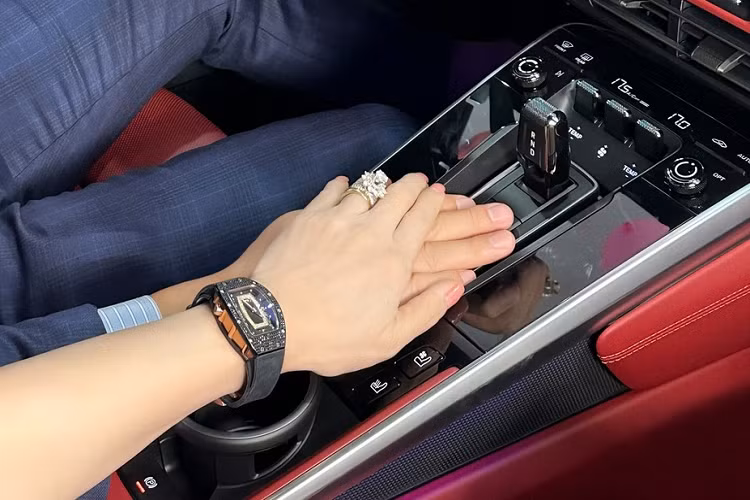 Hiện tại, 911 Turbo S Coupe là mẫu xe Porsche có giá bán đắt thứ 3 tại Việt Nam chỉ sau bản mui trần với giá từ 17,38 tỷ đồng, và đầu bảng là chiếc 911 Sport Classic có giá tận 19,22 tỷ đồng, bản sản xuất giới hạn 1.250 chiếc và 2 người đầu tiên tại Việt Nam sở hữu chính là ông Đặng Lê Nguyên Vũ (sẽ bàn giao xe ngay tháng này) và Cường Đô la dự kiến sẽ được bàn giao vào tháng sau.