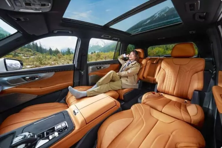 Sạc không dây được hỗ trợ trên bảng điều khiển trung tâm. Ngoài ra, buồng lái xe GAC Trumpchi ES9 còn được hỗ trợ bởi hệ sinh thái kết nối lái xe thông minh ADiGO 4.0 do GAC phát triển, có thể nhận ra khả năng hỗ trợ lái xe nâng cao cấp 2+.