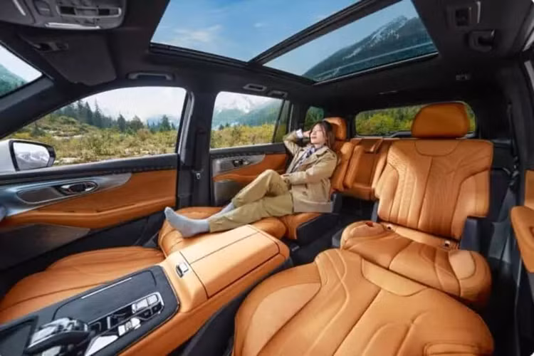 Sạc không dây được hỗ trợ trên bảng điều khiển trung tâm. Ngoài ra, buồng lái xe GAC Trumpchi ES9 còn được hỗ trợ bởi hệ sinh thái kết nối lái xe thông minh ADiGO 4.0 do GAC phát triển, có thể nhận ra khả năng hỗ trợ lái xe nâng cao cấp 2+.