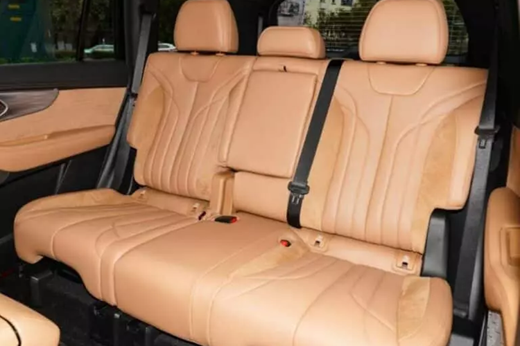 Sức mạnh của xe GAC Trumpchi ES9 đến từ hệ thống plug-in hybrid bao gồm động cơ 2.0T và mô-tơ điện, kết hợp với hộp số DHT 2 cấp. Động cơ 2.0T tạo ra công suất 140 kW/330 Nm trong khi động cơ điện tạo ra công suất 110 kW/300 Nm.