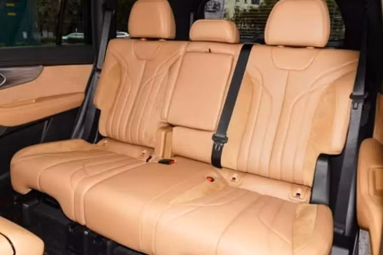 Sức mạnh của xe GAC Trumpchi ES9 đến từ hệ thống plug-in hybrid bao gồm động cơ 2.0T và mô-tơ điện, kết hợp với hộp số DHT 2 cấp. Động cơ 2.0T tạo ra công suất 140 kW/330 Nm trong khi động cơ điện tạo ra công suất 110 kW/300 Nm.