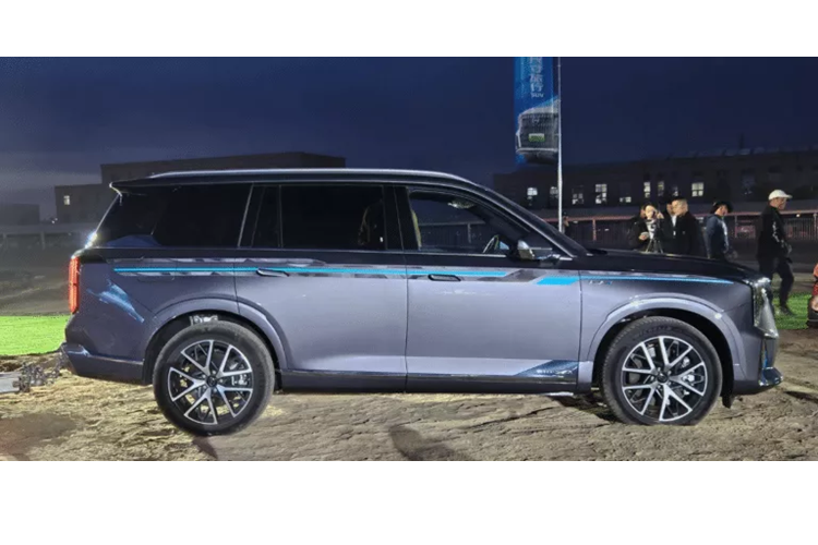 Nội thất xe SUV GAC Trumpchi ES9 có sẵn theo kiểu bố trí 2-3-2 bảy chỗ hoặc 2-2-2 sáu chỗ. Điều đáng nói là ghế tựa cỡ Queen ở hàng thứ hai có thể kết hợp với hàng ghế đầu tiên để tạo thành một chiếc giường. Tựa lưng của hàng ghế thứ hai có thể điều chỉnh tám cấp độ và hỗ trợ phạm vi điều chỉnh 131°.