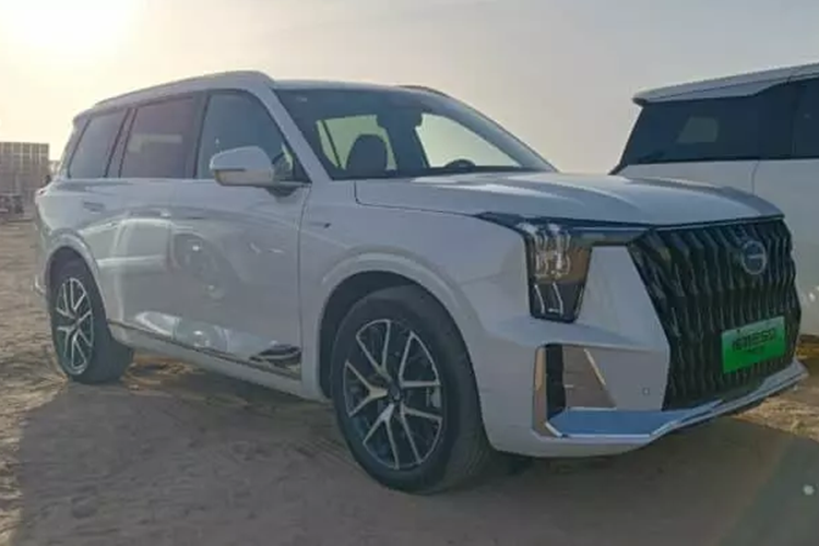 Hơn nữa, cả sạc nhanh và chậm đều được hỗ trợ. Ở chế độ sạc nhanh, GAC Trumpchi ES9 chỉ mất 21,6 phút để sạc pin từ 30% lên 80%.