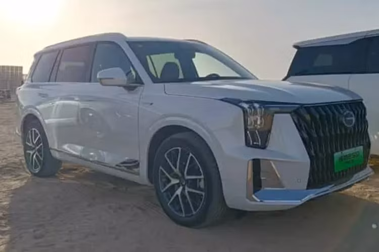 Hơn nữa, cả sạc nhanh và chậm đều được hỗ trợ. Ở chế độ sạc nhanh, GAC Trumpchi ES9 chỉ mất 21,6 phút để sạc pin từ 30% lên 80%.