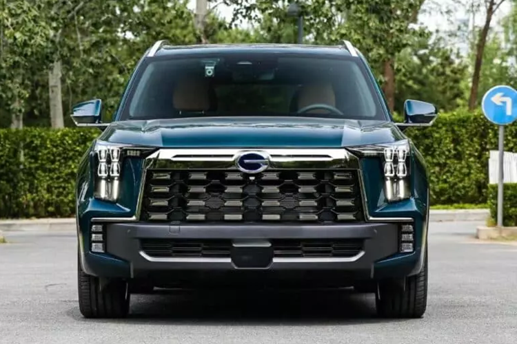 Hiện tại, người tiêu dùng có thể chọn từ bốn mẫu, đó là GAC Trumpchi ES9 PHEV bản Pro, ES9 PHEV MAX, ES9 PHEV Traveler Pro và ES9 PHEV Traveler MAX. ES9 là chiếc xe thứ hai thuộc dòng E của Trumpchi sau E9.