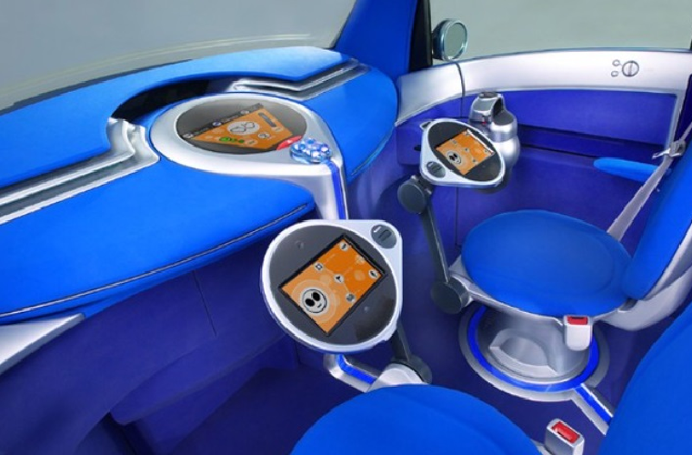  Toyota POD (2001) Mẫu xe concept này được Toyota và Sony bắt tay thực hiện. Xe cung cấp cấu hình nội thất 4 chỗ ngồi. Trong đó, các ghế trên xe sẽ được thiết kế theo dạng xoay riêng lẻ, mỗi ghế được trang bị một màn hình lớn. POD thu thập các thông tin về các hành khách như phong cách âm nhạc yêu thích của họ và điều chỉnh trải nghiệm trong xe thật phù hợp. Xe cũng được trang bị công nghệ nhận dạng khuôn mặt. Khi lái, người dùng lái xe bằng tay điều khiển (nằm giữa màn hình bên phải và cửa trong ảnh) có khả năng di chuyển tiến lùi trái phải.