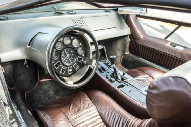  Maserati Boomerang (1971) Chiếc Boomerang đến từ thương hiệu nổi tiếng Maserati lần đầu ra mắt công chúng vào năm 1971 tại triển lãm Turin, Italy. Mẫu xe này sở hữu ngoại hình đậm tính tương lai, thể hiện hơi hướng thiết kế của hãng trong nhiều năm tới, hình dáng chữ V mà sau đó được áp dụng cho nhiều mẫu xe khác. Phần nội thất Maserati Boomerang cực độc không kém với vô-lăng thiết kế khác biệt chứa cả đồng hồ và các nút điều khiển trên một bảng điều khiển hình tròn ngay trước mặt tài xế.