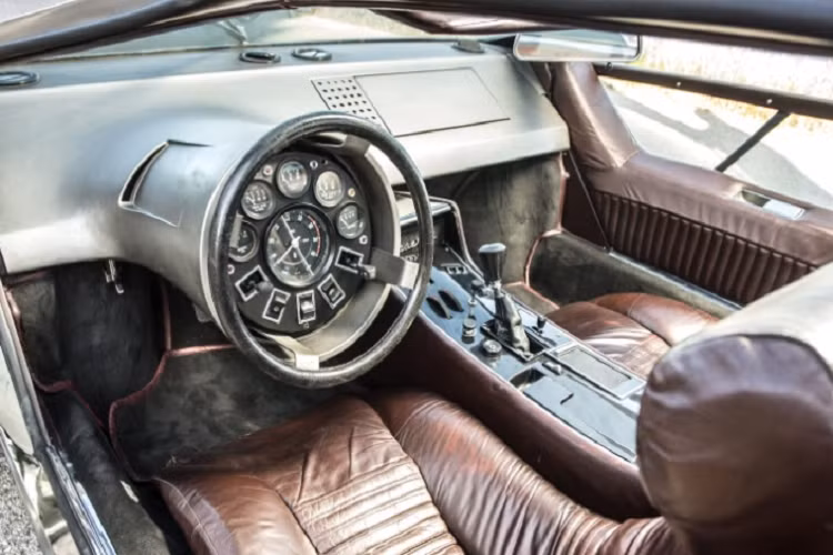  Maserati Boomerang (1971) Chiếc Boomerang đến từ thương hiệu nổi tiếng Maserati lần đầu ra mắt công chúng vào năm 1971 tại triển lãm Turin, Italy. Mẫu xe này sở hữu ngoại hình đậm tính tương lai, thể hiện hơi hướng thiết kế của hãng trong nhiều năm tới, hình dáng chữ V mà sau đó được áp dụng cho nhiều mẫu xe khác. Phần nội thất Maserati Boomerang cực độc không kém với vô-lăng thiết kế khác biệt chứa cả đồng hồ và các nút điều khiển trên một bảng điều khiển hình tròn ngay trước mặt tài xế.