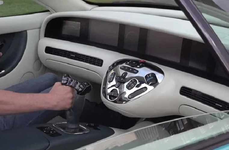  Mercedes-Benz F200 Imagination (1996) Vào thập niên 1990, Mercedes-Benz đã cho ra mắt concept F200 Imagination với kỳ vọng đưa công nghệ hàng không xuất hiện trên những chiếc xe ôtô. Theo đó, thay vì sử dụng vô lăng để lái xe, người dùng sẽ dùng cần điều khiển. Đi cùng với đó là một màn hình lớn trải dài khắp trên táp lô, hệ thống định vị và camera ngoài thay gương chiếu hậu và nhiều tiện ích khác đã được ứng dụng trên các mẫu xe thương mại ngày nay.