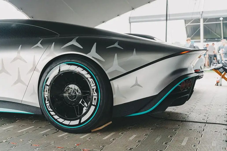 Khi dùng 2 mô-tơ cho 2 trục, tổng công suất hệ thống sẽ tiến gần tới ngưỡng 1.000 mã lực còn mô-men xoắn dao động quanh mức 1.500 Nm. Bên cạnh đó, xe còn có tùy chọn 3 mô tơ giống Model S Plaid, Air Sapphire với công suất lên tới hơn 1.400 mã lực.