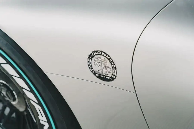 Vào năm ngoái, nhà sản xuất ôtô Đức đã mang đến cho thế giới cái nhìn thoáng qua về mẫu sedan thuần điện mới thông qua việc ra mắt chiếc Vision AMG Concept. Theo Autocar, mẫu concept này đóng vai trò như một bản xem trước tiệm cận về thiết kế và kích thước tổng thể của phiên bản sản xuất thương mại.