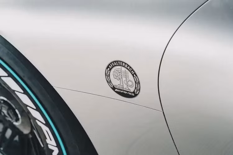 Vào năm ngoái, nhà sản xuất ôtô Đức đã mang đến cho thế giới cái nhìn thoáng qua về mẫu sedan thuần điện mới thông qua việc ra mắt chiếc Vision AMG Concept. Theo Autocar, mẫu concept này đóng vai trò như một bản xem trước tiệm cận về thiết kế và kích thước tổng thể của phiên bản sản xuất thương mại.