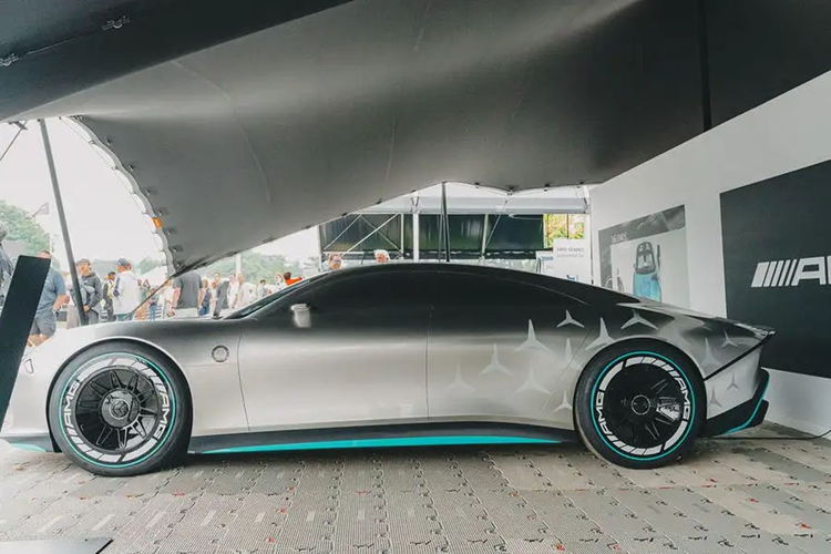 Theo đó, mô-tơ truyền động mới này nhẹ hơn, nhỏ gọn hơn, vận hành hiệu quả hơn và có thông số nổi trội hơn đáng kể loại hiện tại Mercedes đang sử dụng. Hiện Mercedes-AMG .EA chạy điện mới vẫn chưa hé lộ thông số kỹ thuật của mẫu sedan mới nhưng Yasa đã tiết lộ với Autocar rằng, xe sẽ được trang bị một trong những động cơ điện nặng 24 kg của hãng, sản sinh công suất 480 mã lực và mô-men xoắn cực đại 800 Nm.