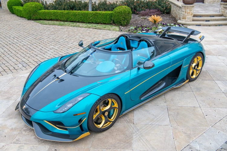 Nếu tò mò muốn biết, chiếc Koenigsegg Regera trong bức ảnh này là minh chứng cụ thể. Chiếc Regera đời 2021 này là một trong những chiếc ra đời sau trong chu kỳ chế tạo kéo dài từ năm 2016 đến 2022.