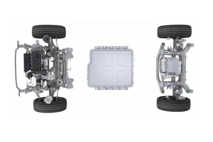 Đuôi xe cũng sử dụng hình dáng vuông vức, đèn hậu chia đôi hình vuông cũng mang phong cách cổ điển, tạo cảm giác về một chiếc Land Rover Defender. Bên dưới đuôi xe, chiếc xe mới được trang bị móc kéo tùy chọn, tổng khối lượng của sơ mi rơ-mooc là 750 kg đến 1.500 kg