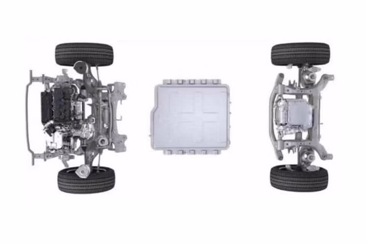 Đuôi xe cũng sử dụng hình dáng vuông vức, đèn hậu chia đôi hình vuông cũng mang phong cách cổ điển, tạo cảm giác về một chiếc Land Rover Defender. Bên dưới đuôi xe, chiếc xe mới được trang bị móc kéo tùy chọn, tổng khối lượng của sơ mi rơ-mooc là 750 kg đến 1.500 kg