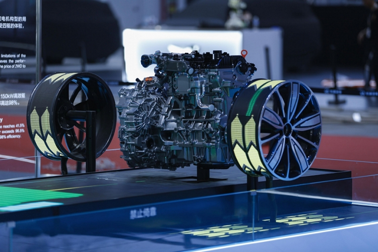 Về kích thước thân xe, Haval Xianglong có chiều dài, rộng và cao lần lượt là 4.800/1.916/1.822 mm, chiều dài cơ sở 2738 mm. Mâm xe 5 chấu sơn đen mạnh mẽ, hoặc đa chấu, có kích thước 18 inch và 19 inch, có thể kết hợp với lốp 245/60 và 245/55.