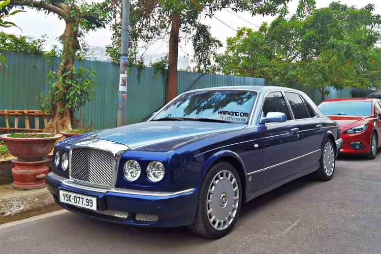 Chu nhan Koenigsegg CCX tau Bentley Arnage choi Tet Quy Mao