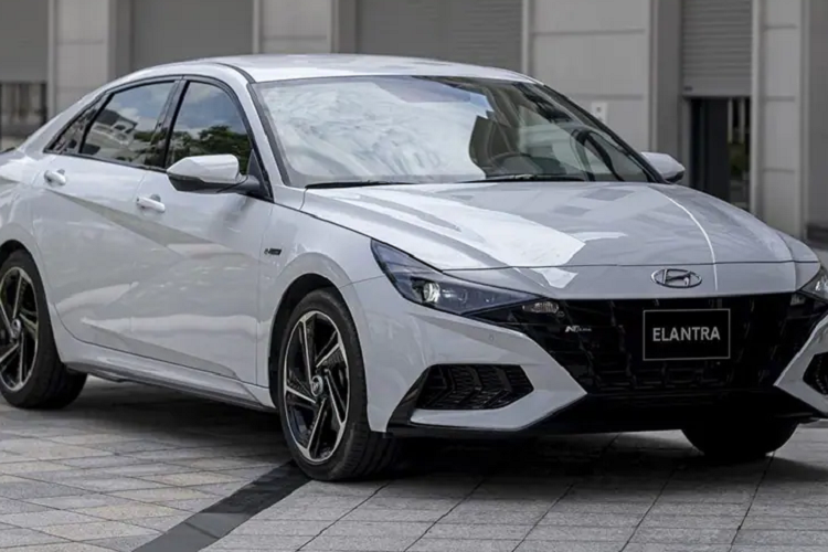 Đầu tiên là động cơ xăng 4 xi-lanh, dung tích 1.6L. Thứ hai là động cơ xăng 4 xi-lanh, tăng áp, dung tích 2.0L dành cho Hyundai Elantra N 2024. Thứ ba là hệ truyền động hybrid tiết kiệm xăng. Trong khi đó, động cơ xăng 4 xi-lanh, tăng áp, dung tích 1.6L sẽ không được dùng cho mẫu sedan cỡ C này nữa.