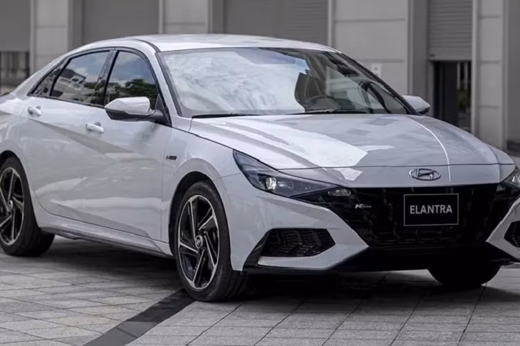 Đầu tiên là động cơ xăng 4 xi-lanh, dung tích 1.6L. Thứ hai là động cơ xăng 4 xi-lanh, tăng áp, dung tích 2.0L dành cho Hyundai Elantra N 2024. Thứ ba là hệ truyền động hybrid tiết kiệm xăng. Trong khi đó, động cơ xăng 4 xi-lanh, tăng áp, dung tích 1.6L sẽ không được dùng cho mẫu sedan cỡ C này nữa.