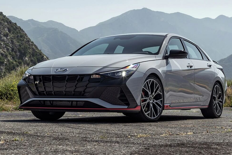 Thay đổi tiếp theo ở khu vực đầu xe là khe gió ở hai góc cản trước. Ngoài ra, cản trước và logo của hãng Hyundai trên đầu xe cũng đã được làm mới. Không có gì ngạc nhiên khi khu vực sườn xe của Hyundai Elantra 2024 ở Hàn Quốc gần như giữ nguyên thiết kế, trừ vành la-zăng mới.