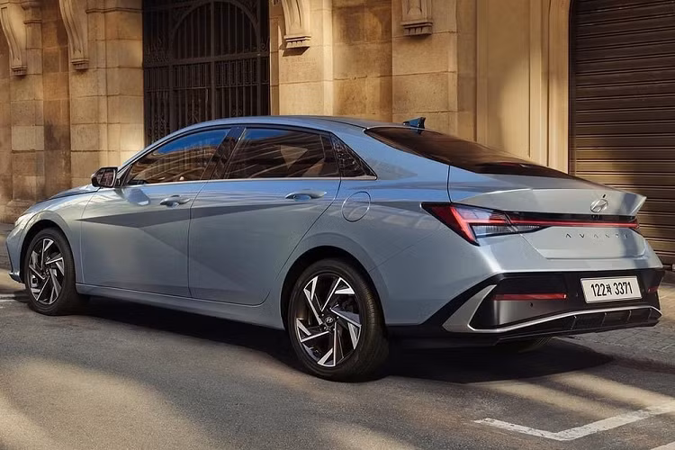 Lưới tản nhiệt của Hyundai Elantra 2024 tiếp tục có thiết kế không viền và nối liền với đèn pha. Tương tự lưới tản nhiệt, đèn pha của xe cũng đã được nâng cấp theo phong cách sắc sảo hơn và tích hợp dải đèn LED định vị ban ngày. Ở giữa 2 đèn LED định vị ban ngày là nẹp mạ crôm mới nằm trên đỉnh lưới tản nhiệt.