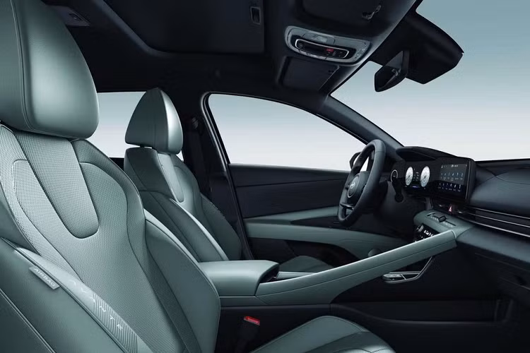 So với phiên bản cũ, xe chỉ thay đổi ở một số chi tiết ngoại thất. Cụ thể, mẫu xe sedan Hyundai Elantra 2024 ở thị trường Hàn Quốc được bổ sung lưới tản nhiệt mới với thiết kế hẹp hơn trước và mắt lưới khác biệt. Lưới tản nhiệt được tách rời với hốc gió trung tâm hình thang rộng nằm bên dưới.