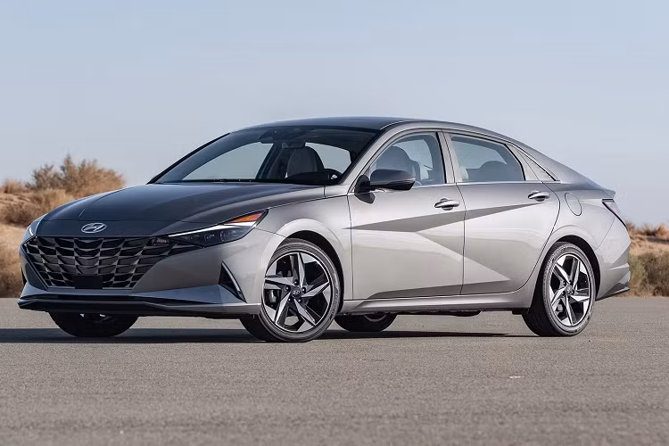 Theo một số nguồn tin, Hyundai Elantra 2024 ở thị trường Hàn Quốc sẽ được trang bị những tính năng tiện nghi và an toàn mới nhất, ví dụ như hệ thống quan sát toàn cảnh với camera 360 độ. Nằm bên dưới nắp ca-pô của Elantra 2024 ở thị trường Hàn Quốc là 3 tùy chọn động cơ.