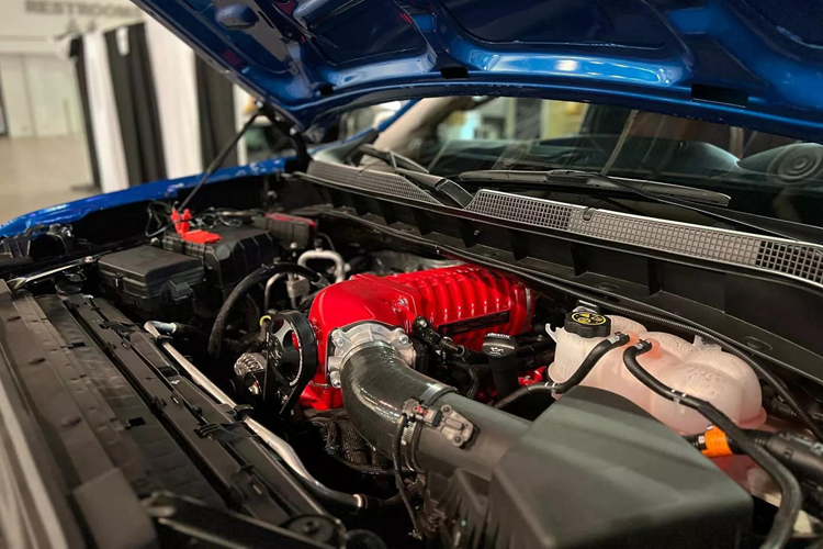 Thực tế đúng là như vậy, vì chiếc xe nguyên bản có cấu hình 1500 Work Truck với cabin đơn, 2 cửa, 3 chỗ ngồi và thùng hàng loại tiêu chuẩn. Các kỹ sư Flat Out Autos đã rút gọn bớt 558 mm chiều dài khung xe và loại bỏ phần sau của cabin, để nối liền khu vực ghế ngồi phía trước với phần thùng hàng, tạo thành không gian liền mạch rộng rãi thoáng đãng.