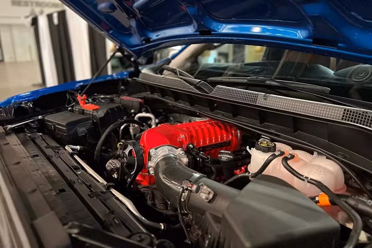 Thực tế đúng là như vậy, vì chiếc xe nguyên bản có cấu hình 1500 Work Truck với cabin đơn, 2 cửa, 3 chỗ ngồi và thùng hàng loại tiêu chuẩn. Các kỹ sư Flat Out Autos đã rút gọn bớt 558 mm chiều dài khung xe và loại bỏ phần sau của cabin, để nối liền khu vực ghế ngồi phía trước với phần thùng hàng, tạo thành không gian liền mạch rộng rãi thoáng đãng.