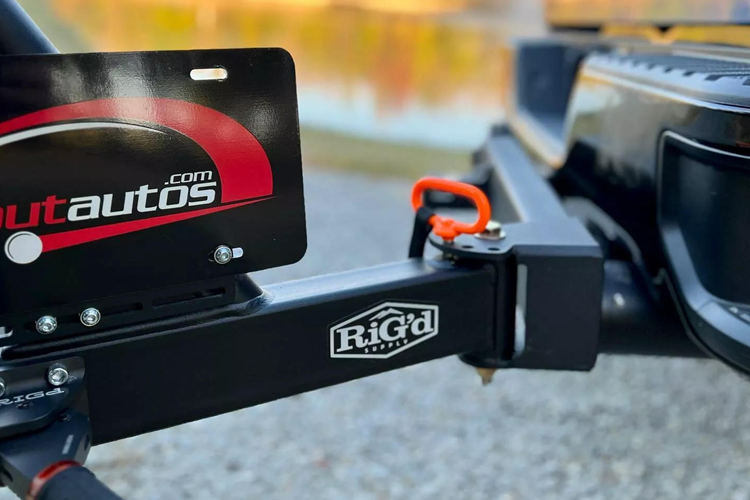 Phía sau phần nắp thùng là bộ gắn lốp dự phòng được thiết kế riêng, có thể giữ được loại lốp cùng cỡ với lốp chính. Động cơ xe là máy xăng V8 5.3L giống như Silverado nguyên bản, kết hợp cùng hộp số tự động 10 cấp.