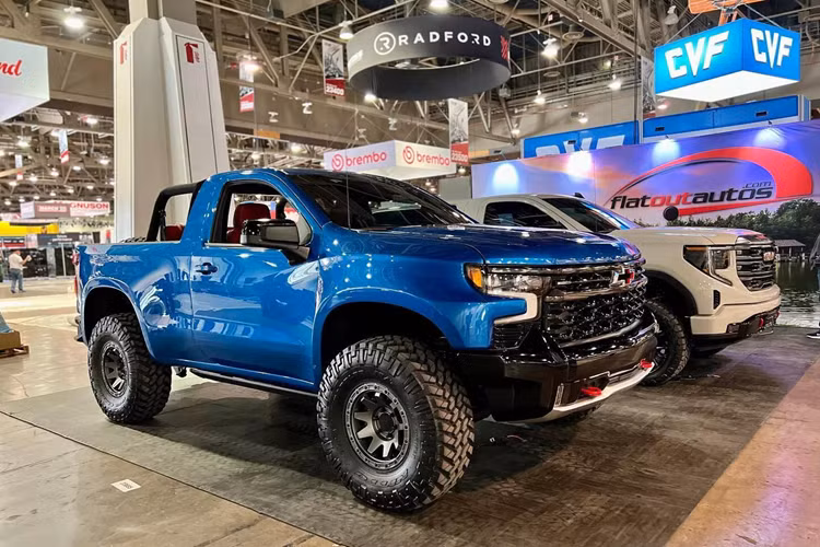 Flat Out Autos là một cái tên mới nổi thời gian gần đây trong ngành độ xe tại Mỹ. Vào năm 2021, xưởng độ có trụ sở tại bang Arkansas này từng cho ra lò một phiên bản K5 Blazer độ từ Chevrolet Tahoe. Sang đến năm 2022, họ tiếp tục giới thiệu chiếc S15 Jimmy thời hiện đại dựa trên GMC Sierra 1500 đời mới, thể hiện kỹ thuật độ restomod rất đáng nể.