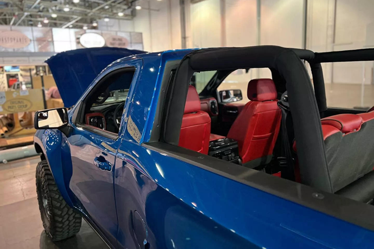 Họ đặt tên cho mẫu xe này là KR2 – sự pha trộn giữa cái tên K5 mang tính biểu tượng và ZR2 vốn là tên mà Chevrolet dùng cho các phiên bản off-road hiệu năng cao. Nhìn bên ngoài, chiếc KR2 trông giống như một biến thể được rút ngắn phần chiều dài và gia tăng bề rộng của mẫu bán tải Chevrolet Silverado 2023.