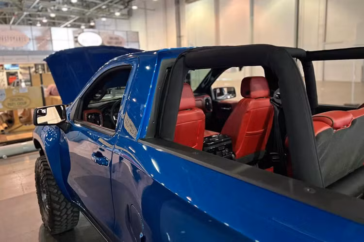 Họ đặt tên cho mẫu xe này là KR2 – sự pha trộn giữa cái tên K5 mang tính biểu tượng và ZR2 vốn là tên mà Chevrolet dùng cho các phiên bản off-road hiệu năng cao. Nhìn bên ngoài, chiếc KR2 trông giống như một biến thể được rút ngắn phần chiều dài và gia tăng bề rộng của mẫu bán tải Chevrolet Silverado 2023.