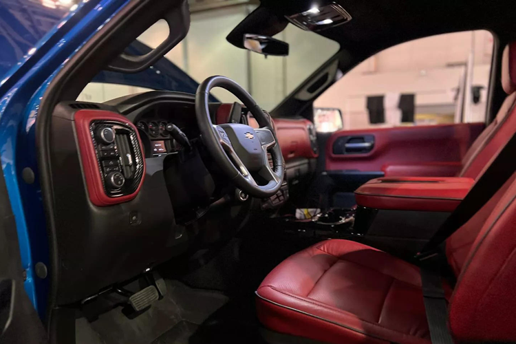 Tại SEMA 2023 lần này, xưởng độ Flat Out Autos đã cho trình diễn một chiếc xe nhìn như Chevrolet K5 Blazer đặc biệt hiện đại với dáng vẻ chỉn chu đến mức nhiều người sẽ dễ dàng nhầm lẫn rằng đây là một dự án chính thức của hãng xe Mỹ.