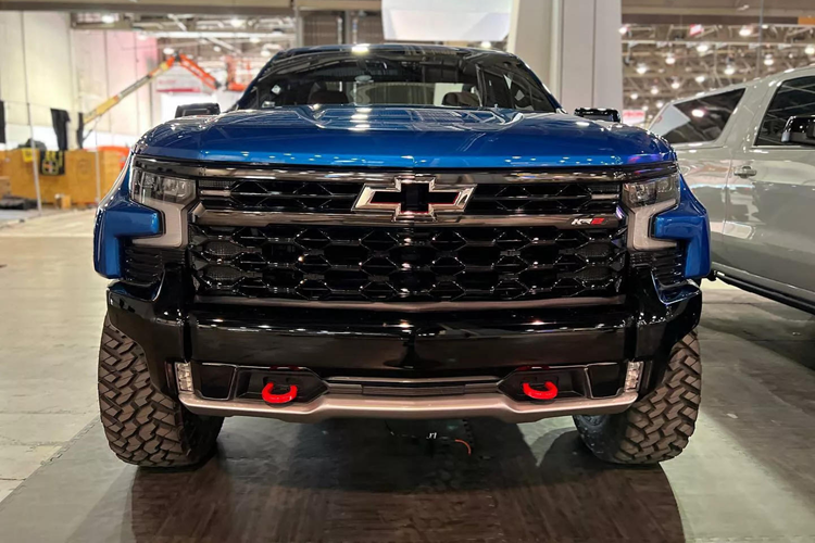 Khu vực thùng hàng có thể để lộ thiên, hoặc khép kín lại bằng cách lắp bộ nóc làm bằng sợi carbon, có tích hợp kính ở 2 bên hông để hành khách bên trong có thể quan sát bên ngoài dễ dàng. Nội thất xe cũng được bọc da Katzkin màu đỏ, sang trọng và trang nhã.