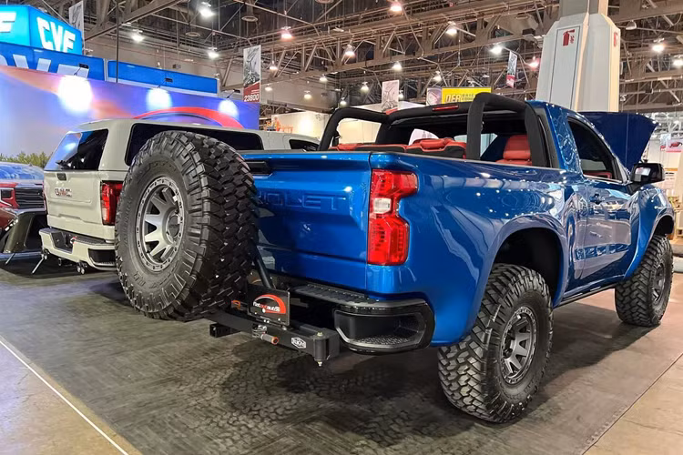 Tổng trị giá dự án độ KR2 là 202.000 USD (gần 5 tỷ đồng). Flat Out Autos cho biết nếu khách hàng không chọn nâng cấp siêu nạp và ống xả đặc biệt, đồng thời không lấy bộ nóc cho khu vực thùng hàng và không gắn thêm giá đỡ lốp dự phòng, giá của KR2 sẽ giảm xuống chỉ còn 178.000 USD (4,367 tỷ đồng).