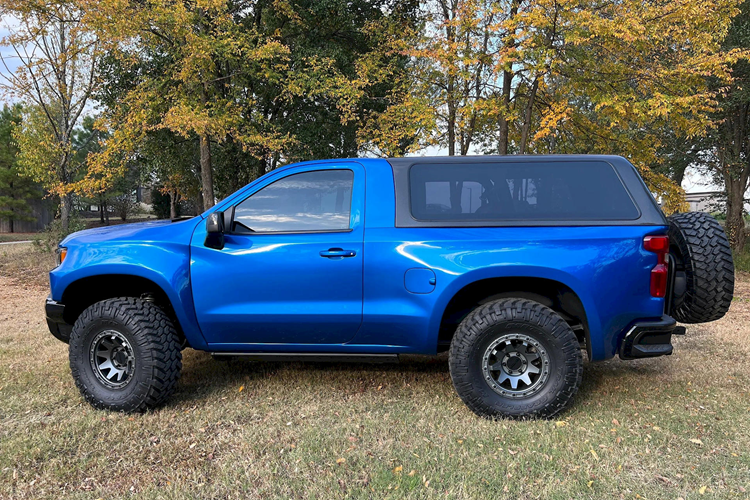 Chiều rộng cơ sở của chiếc xe KR2 này được nới thêm 177 mm, bằng với Silverado ZR2 chính hãng và khiến cho xe thêm phần bề thế, cũng như cải thiện độ cân bằng khi vận hành. Xe được trang bị hệ thống treo hành trình dài Dirt King, với giảm xóc coil-over Fox Racing tích hợp bình khí phụ.