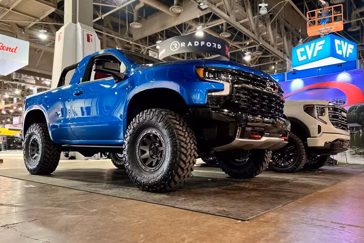 Họ lắp đặt thêm 1 băng ghế nữa ngay trên sàn thùng hàng, để tạo thành hàng ghế thứ hai cho phép ngồi được nhiều người hơn so với nguyên bản, đồng thời có thể gập xuống để tiện chở thêm hàng hóa.