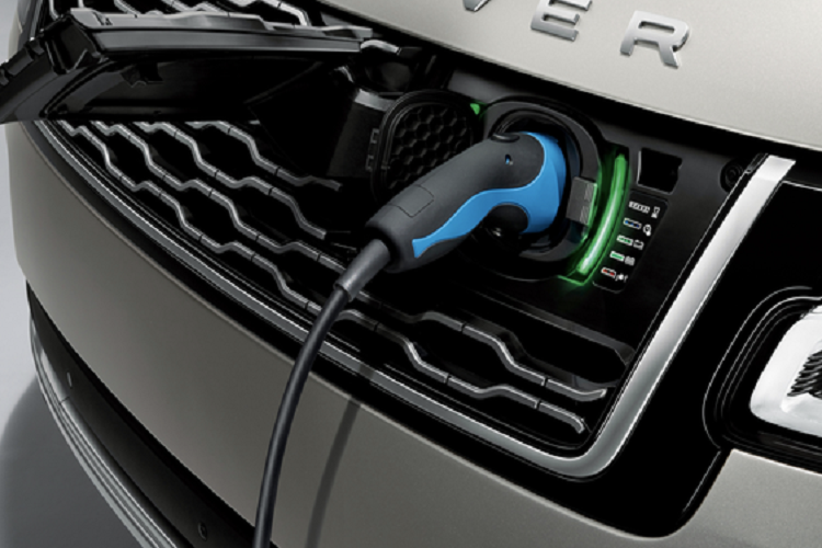 Giám đốc điều hành của JLR, ông Adrian Mardell cho biết: “Hai năm trước, JLR đã khởi động chiến lược Tái định nghĩa - Reimagine và kể từ đó, JLR đã đạt được nhiều tiến bộ, bao gồm việc ra mắt hai mẫu xe sang trọng hiện đại, modern luxury, Range Rover và Range Rover Sport mới, đồng thời ghi nhận rõ nhu cầu cao của thị trường với những dòng xe này.