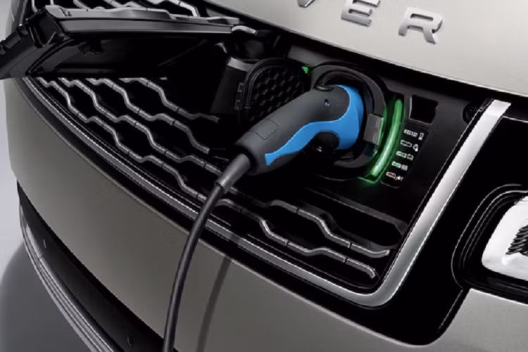 Giám đốc điều hành của JLR, ông Adrian Mardell cho biết: “Hai năm trước, JLR đã khởi động chiến lược Tái định nghĩa - Reimagine và kể từ đó, JLR đã đạt được nhiều tiến bộ, bao gồm việc ra mắt hai mẫu xe sang trọng hiện đại, modern luxury, Range Rover và Range Rover Sport mới, đồng thời ghi nhận rõ nhu cầu cao của thị trường với những dòng xe này.